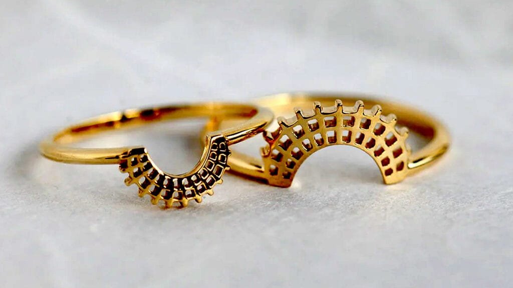 Gold curved lace band